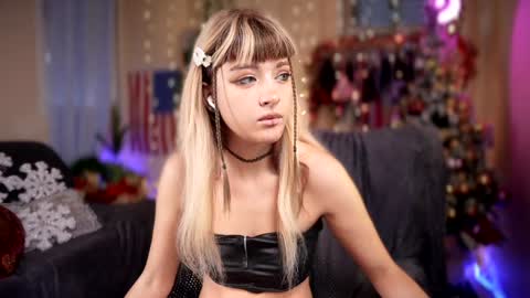 Snapshot of sandy_candycrush chatting on 12.30.24 Sandy Nekochan online show from 12.30.24