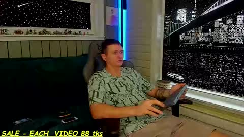 Snapshot of sandy_chris chatting on 03.08.25 Sandy and Chris online show from 03.08.25