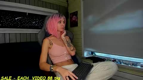 Snapshot of sandy_chris chatting on 10.14.25 Sandy and Chris online show from 10.14.25