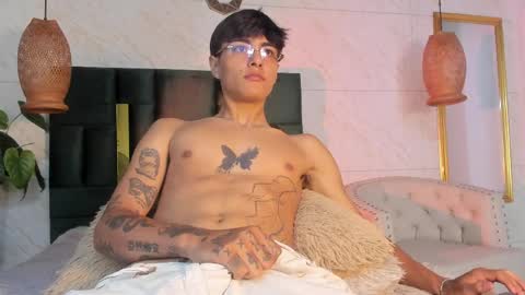 Snapshot of santiago_cortezz chatting on 04.14.26 Santiago online show from 04.14.26