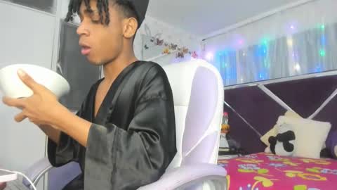 Snapshot of santy_bigcock_01 chatting on 11.11.25 santy online show from 11.11.25