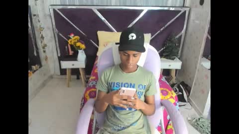 Snapshot of santy_bigcock_01 chatting on 11.18.25 santy online show from 11.18.25