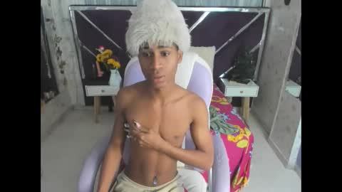 Snapshot of santy_bigcock_01 chatting on 11.19.25 santy online show from 11.19.25