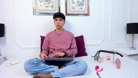 Santiago Carrington online show from 12.31.24