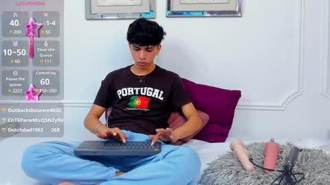 Snapshot of santy_carrington chatting on 01.04.25 Santiago Carrington online show from 01.04.25