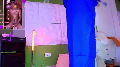 Snapshot of santyago_taylor chatting on 10.30.25 Santyago online show from 10.30.25