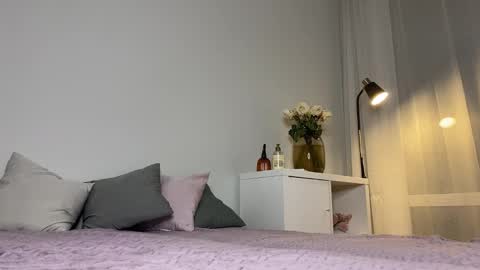 Snapshot of saphirree chatting on 11.24.25 Anny online show from 11.24.25