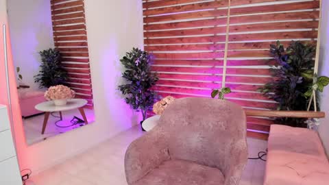 Snapshot of sapphire_venus chatting on 12.10.24 Valerin online show from 12.10.24