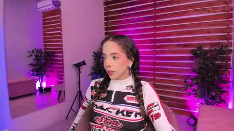 Snapshot of sapphire_venus chatting on 11.28.25 Valerin online show from 11.28.25