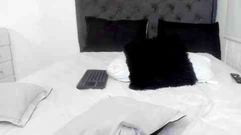 Snapshot of sara_evans01 chatting on 01.20.25 sara online show from 01.20.25