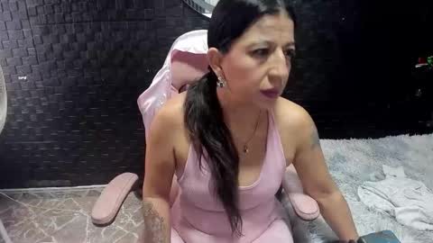 Snapshot of sara_hot_2 chatting on 11.17.25 no limits sarah online show from 11.17.25