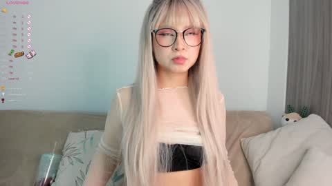 Snapshot of sara_kim_ chatting on 02.09.25 Sara new account give me thomb up Follow me help me reach 15k followers again online show from 02.09.25
