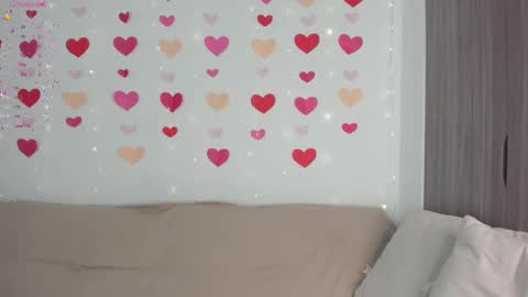 Snapshot of sara_kim_ chatting on 02.17.25 Sara new account give me thomb up Follow me help me reach 15k followers again online show from 02.17.25