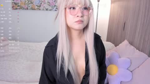 Snapshot of sara_kim_ chatting on 09.23.25 Sara new account give me thomb up Follow me help me reach 15k followers again online show from 09.23.25