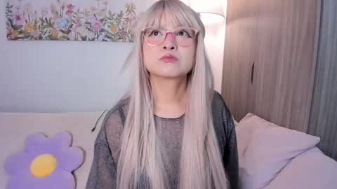 Snapshot of sara_kim_ chatting on 09.25.25 Sara new account give me thomb up Follow me help me reach 15k followers again online show from 09.25.25