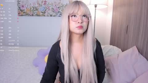 Snapshot of sara_kim_ chatting on 10.18.25 Sara new account give me thomb up Follow me help me reach 15k followers again online show from 10.18.25
