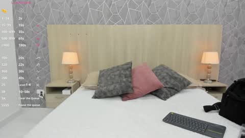 Snapshot of sara_melo chatting on 10.19.25 Sara online show from 10.19.25