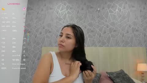 Snapshot of sara_melo chatting on 11.28.25 Sara online show from 11.28.25