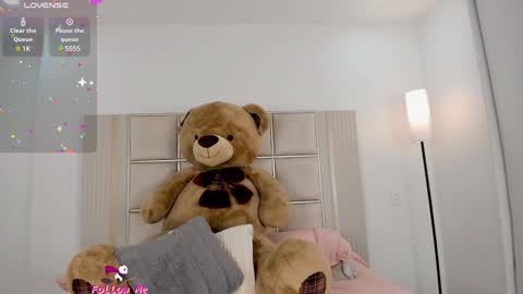 Snapshot of saraa_milleer chatting on 01.10.25 Sara Miller online show from 01.10.25