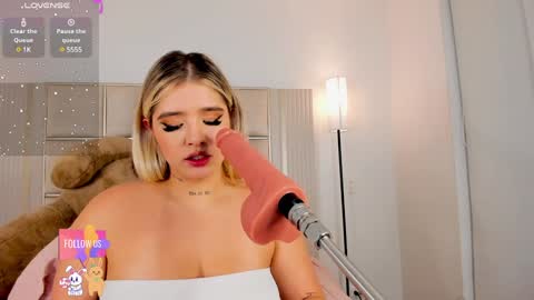 Snapshot of saraa_milleer chatting on 01.20.25 Sara Miller online show from 01.20.25