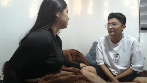 Snapshot of saraandthomas chatting on 01.11.25 sara and thomas online show from 01.11.25