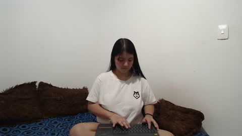 Snapshot of saraandthomas chatting on 10.06.25 sara and thomas online show from 10.06.25