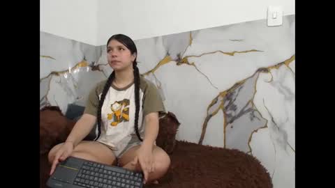 Snapshot of saraandthomas chatting on 11.06.25 sara and thomas online show from 11.06.25