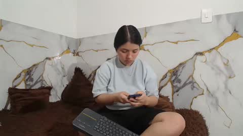 Snapshot of saraandthomas chatting on 12.14.25 sara and thomas online show from 12.14.25