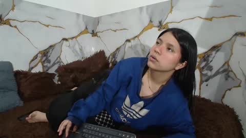 Snapshot of saraandthomas chatting on 12.18.25 sara and thomas online show from 12.18.25