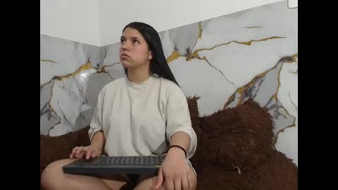 Snapshot of saraandthomas chatting on 01.06.26 sara and thomas online show from 01.06.26