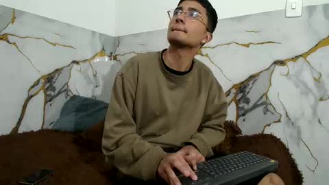 Snapshot of saraandthomas chatting on 02.22.26 sara and thomas online show from 02.22.26