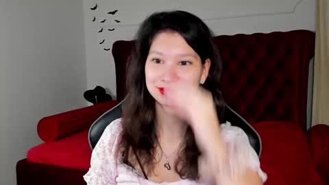 Snapshot of saradenars chatting on 11.17.25 SaraDenars online show from 11.17.25