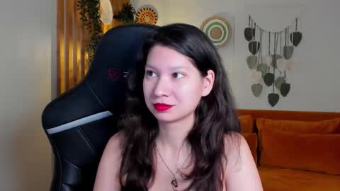 Snapshot of saradenars chatting on 11.26.25 SaraDenars online show from 11.26.25