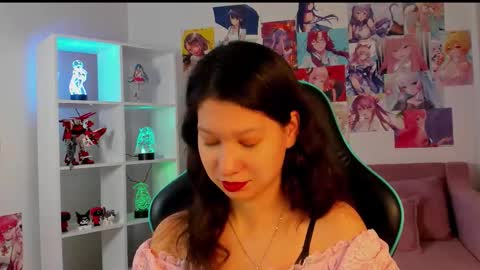 Snapshot of saradenars chatting on 11.28.25 SaraDenars online show from 11.28.25