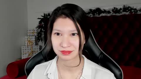 Snapshot of saradenars chatting on 12.16.25 SaraDenars online show from 12.16.25