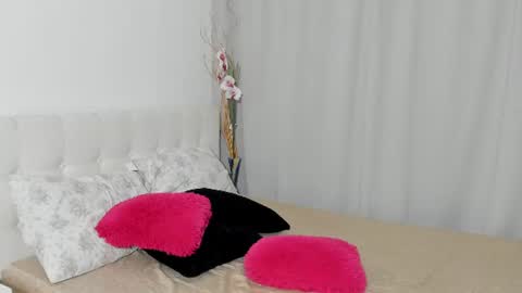 Snapshot of saradusk chatting on 06.18.26 Sara online show from 06.18.26