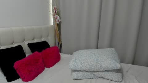 Snapshot of saradusk chatting on 07.04.26 Sara online show from 07.04.26