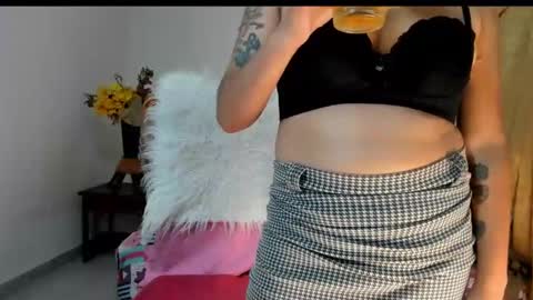 Snapshot of sarah_sweett chatting on 10.26.25 Sarah online show from 10.26.25