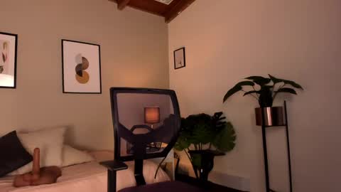 Snapshot of sarah_volkov chatting on 12.14.24 online show from 12.14.24