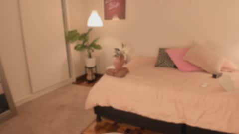 Snapshot of sarah_volkov chatting on 09.11.25 online show from 09.11.25