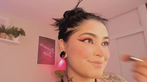 Snapshot of sarah_volkov chatting on 09.19.25 online show from 09.19.25