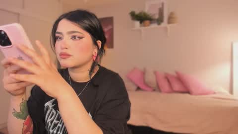 Snapshot of sarah_volkov chatting on 10.28.25 online show from 10.28.25