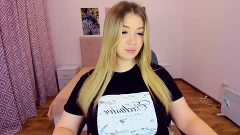 Snapshot of sarahmils chatting on 12.16.24 Sarah online show from 12.16.24