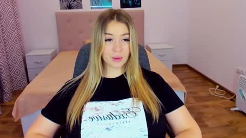 Snapshot of sarahmils chatting on 12.16.24 Sarah online show from 12.16.24