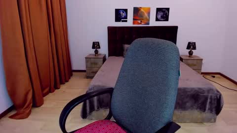 Snapshot of sarahmils chatting on 12.18.24 Sarah online show from 12.18.24