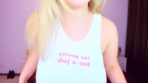 Snapshot of sarahmils chatting on 12.22.24 Sarah online show from 12.22.24