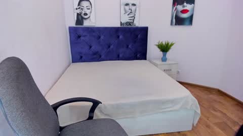 Snapshot of sarahmils chatting on 12.30.24 Sarah online show from 12.30.24