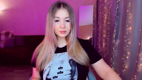 Snapshot of sarahmils chatting on 03.10.25 Sarah online show from 03.10.25