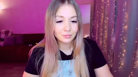 Snapshot of sarahmils chatting on 03.10.25 Sarah online show from 03.10.25