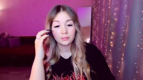 Snapshot of sarahmils chatting on 03.12.25 Sarah online show from 03.12.25